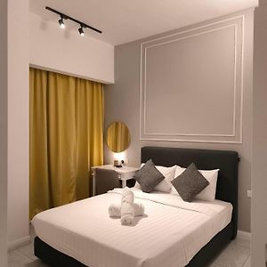 Studio Lit Queen-Size