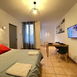 Studio Lit King-Size