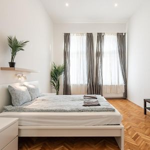 Luxurious Downtown Family Suite