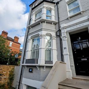 Charming Bright 2-Bed Heritage Flat, Battersea Park, London