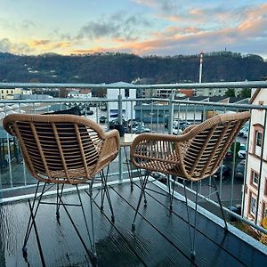 Karl Central Flats - Netflix - Parkplatz - Balkon