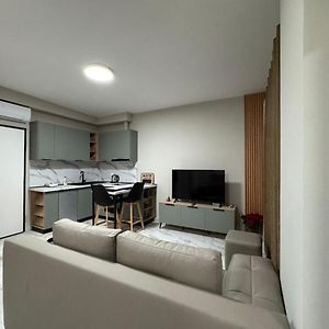 Dennys Apartment At Gardenia Myslym Shyri