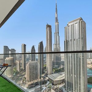 Luxury One Bedroom Apartment With Full Burj Khalifa View & Fountain View By Delujo Stays