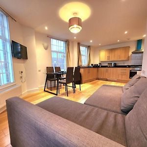 Spacious 2-Bed Flat - Close To Tube, Sleeps 6
