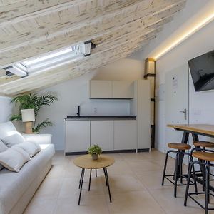 Studio Lit King-Size