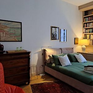 Casa Mari - Free Secure Parking, Breakfast, Private Bathroom, Wifi, Garden, Aircon, 3 Min Walk To Metro And Train Station