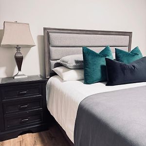 Deluxe Master Queen Bedroom Private Bathroom In Vancouver West