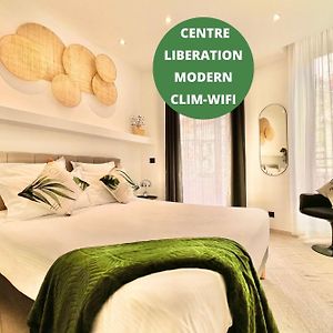 Liberation Center - Private Balcony - 24&7 Reception - Luggage Storage