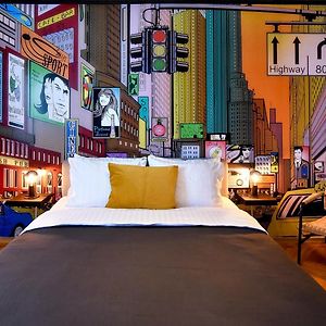 Vibrant Charm - Cozy Studio In The Heart Of The City