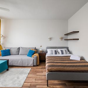 Stay With Friends In Warsaw Apartment
