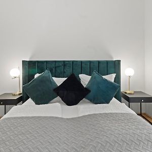 Balcony Apartment I 50 M² I Near City Center