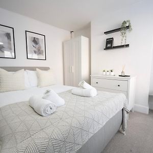 Stylish 1-Bedroom In Central Canterbury - Sleeps 4