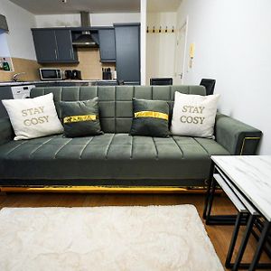 Modern Luxury 2 Bed Apartment, Sleeps 5