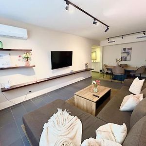 Charming 2 Bedrooms - Train Station Downtown