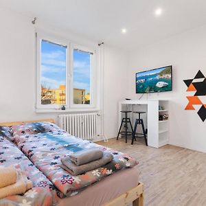 Apartment 20 Minutes From City Center W Coffee, Tea, Tv, And Parking