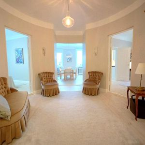 Appartement à 2 Chambres à Coucher