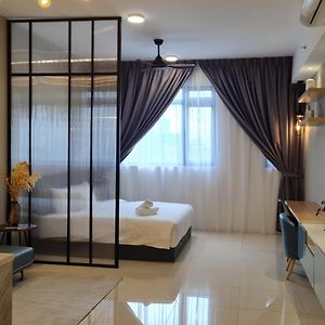 Studio Lit Queen-Size