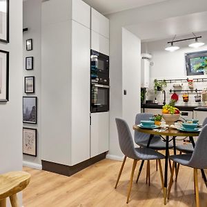 Tova Pearl - Cozy, Modern 2Br Apt, Dt, Ultracentral, Chabad Across Street, 20 Min Walk To Old Town