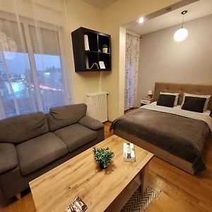 Studio Lit King-Size