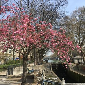 Paris, Au Bord Du Canal Saint Martin