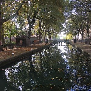 A Paris, Au Bord De L'Eau