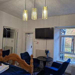 Studio Lit King-Size