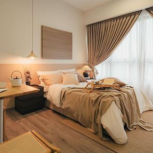 Studio Lit King-Size