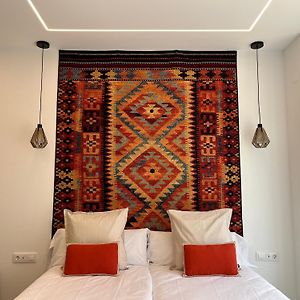 Studio Lit King-Size