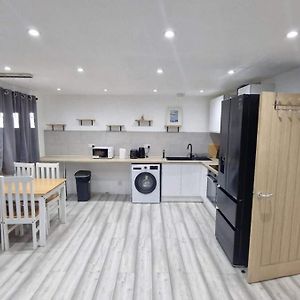 Cozy Modern 2 Bed Flat, With Parking, Close To Town