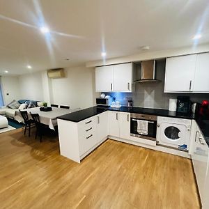Modern 2 Bed 2 Bath Apartment With Outdoor Space Hyde Park