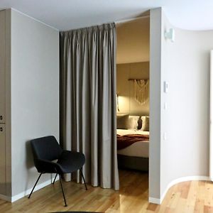 Studio Lit King-Size