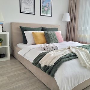 Stylish City Escape, Fireplace, Sunset Views