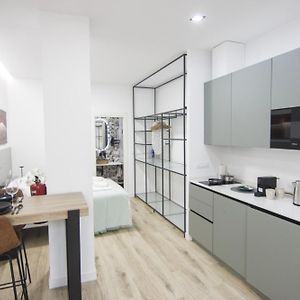 Studio Lit King-Size