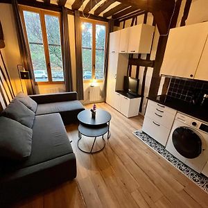 Studio Lit King-Size