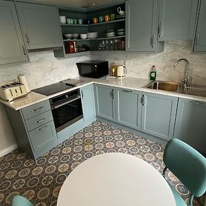 Stylish & Spacious Apartment, Sleeps 6