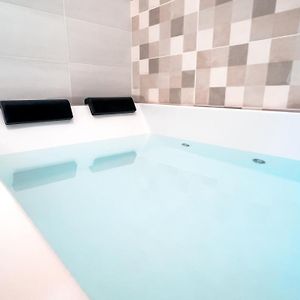 Estudio Con Jacuzzi Privado En Triana