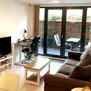 Two-Bedroom Luxury Apartment With Workspace, Free Secure Parking & Coffee