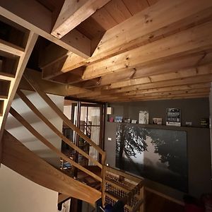 Les Deux Chambres Au Dessus De La Colline