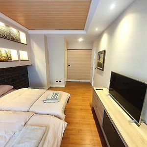 Studio Lit King-Size