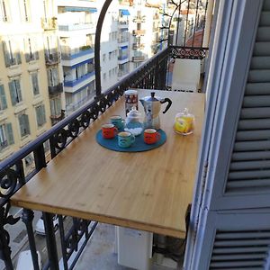 Pretty And Quiet Top Floor 2 Bedroom Flat In The Port Area Of Nice
