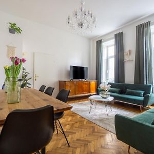 Central Apartment In Viennese Old Building