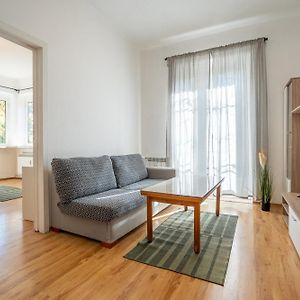 2 Bdr Central Home Next To The National Stadium