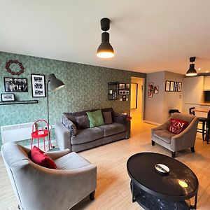 Centrally Located Apartment In Duke Street- Free Parking- Two Bathrooms