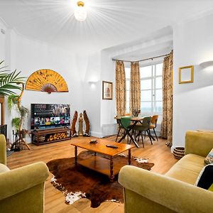 Charming Two-Bedroom Apartment With Balcony & Two Parking Spaces 9Nc