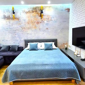 Luxury Blue Cascade Studio Downtown Balcony