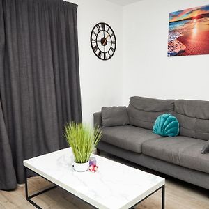 Luxury Ensuite Apartment With Shared Living Room And Kitchen