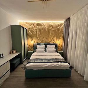 Studio Lit King-Size