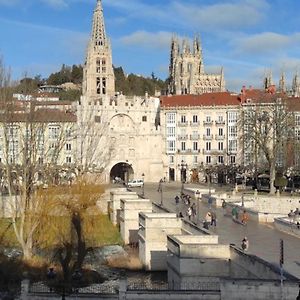 Burgos Contempla Centro Historico. Frente Al Arco