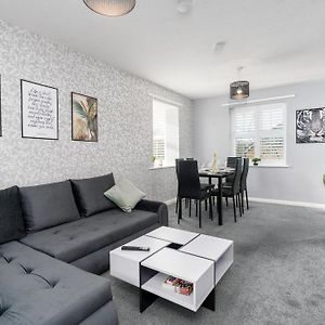 Cozy 2 Bed Apartment - Unlimited Wi-Fi - Free Parking - Sleeps 6 - By Old Trafford