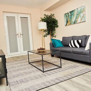 Deluxe And Cozy Two Bedroom With 1 Bathroom And Open Balcony